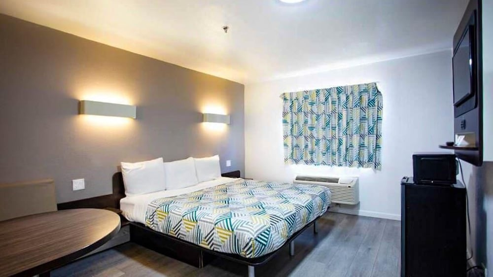 Deluxe Room, 1 King Bed, Non Smoking, Refrigerator & Microwave photo 3