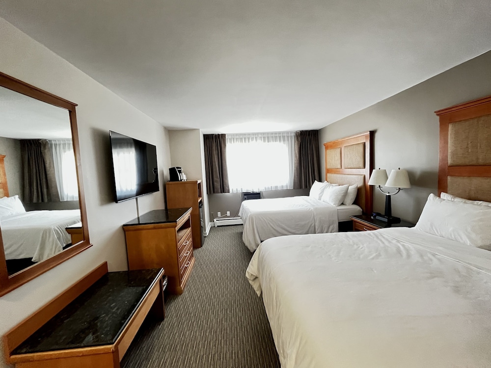 Deluxe Double Room, 2 Queen Beds photo 3