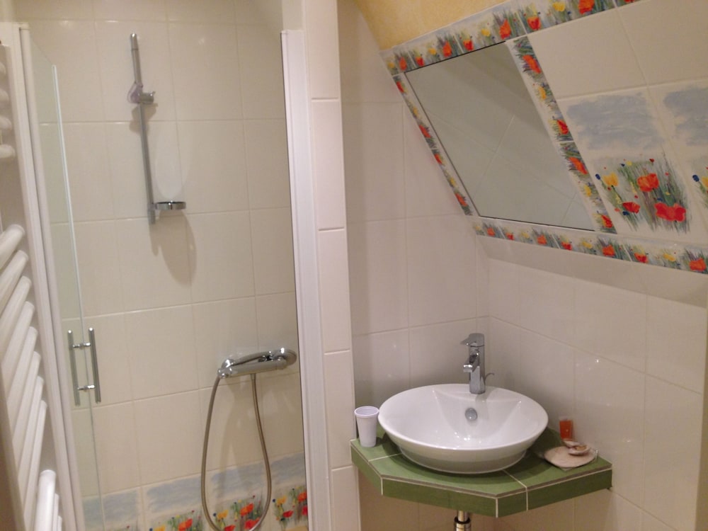 Standard Double Room, Ensuite (Chambre Confort) photo 3