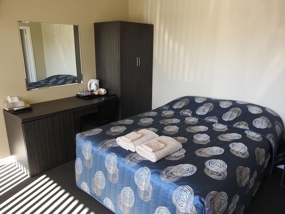 Standard Room (Queen + Single)