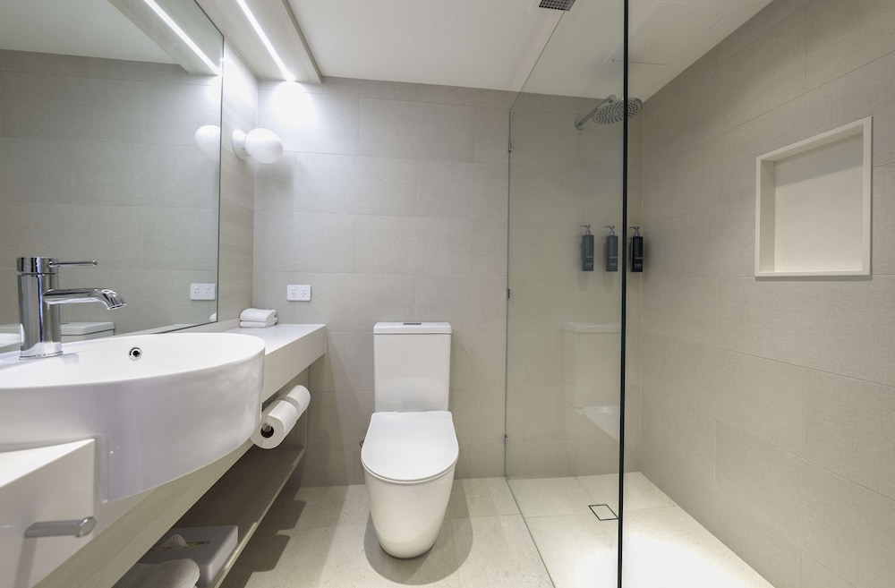 King Guest Room Water View thumbnail 6