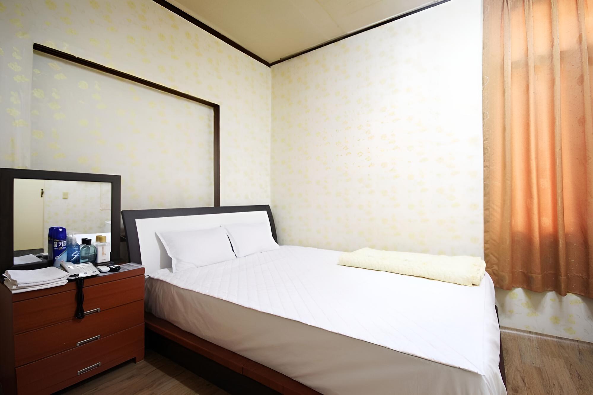 Room (Standard Room) - Photo 12
