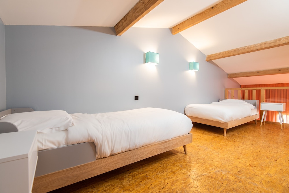 Large Suite - Photo 8
