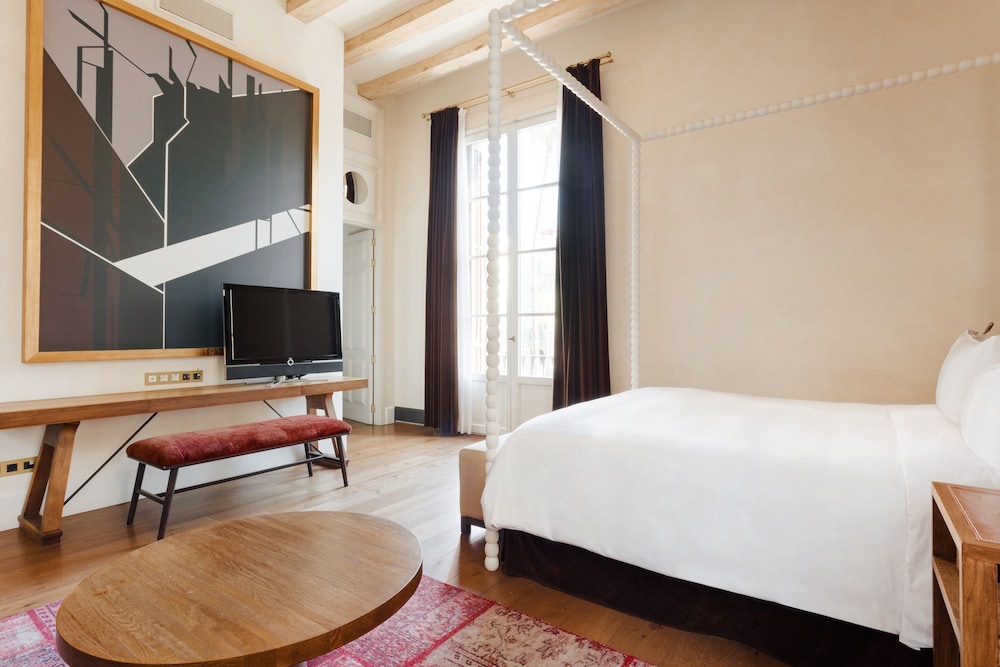 Suite, 1 King Bed, Balcony, City View photo 3