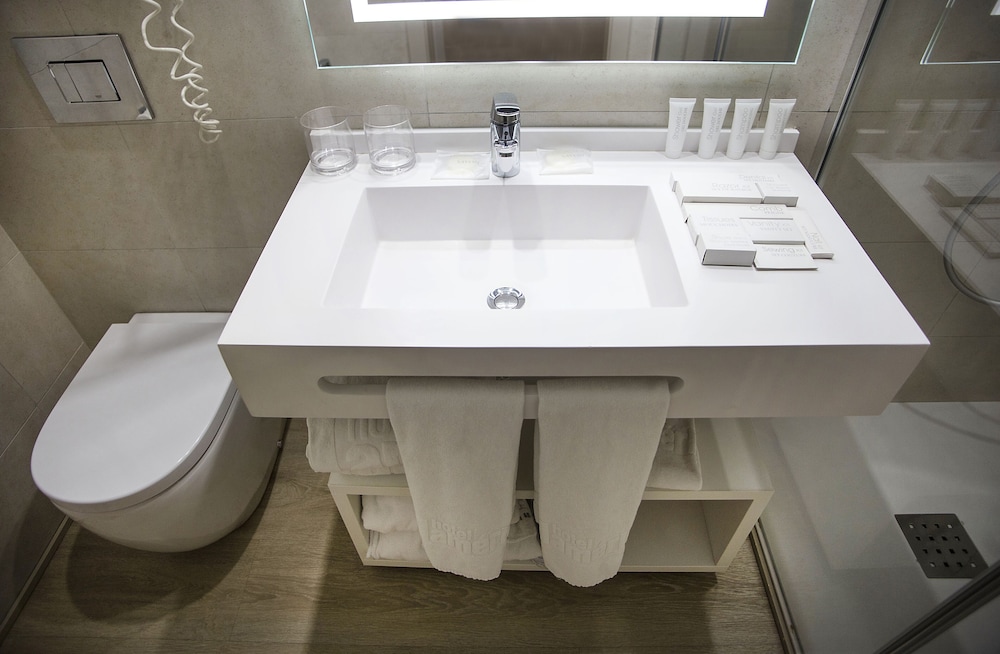 Premium Double Room - Photo 10