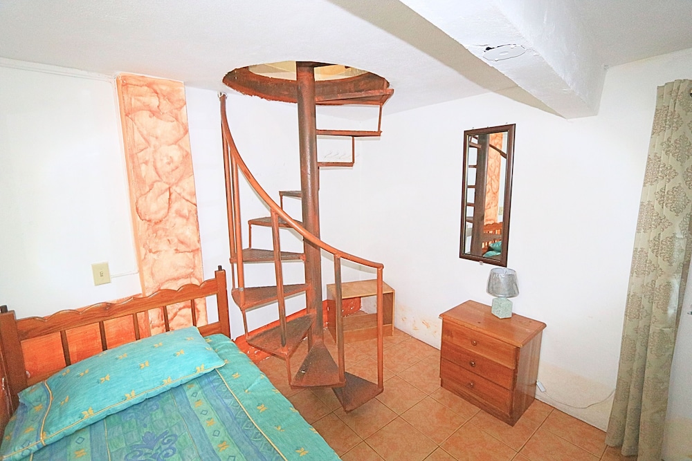 Family Apartment, Multiple Beds, Non Smoking (Floral) photo 3