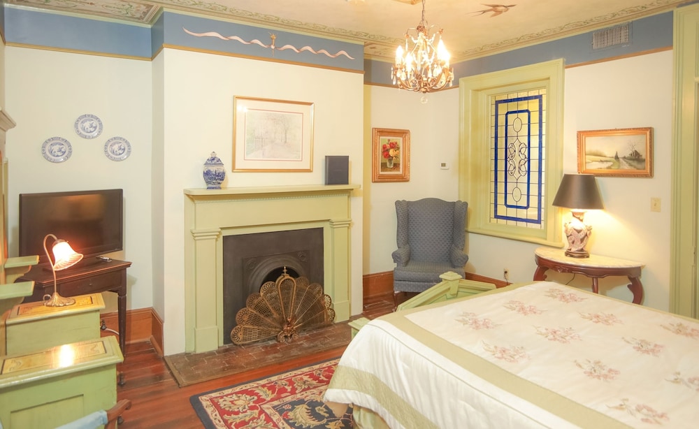 Room, 1 Queen Bed (301), Stairs Required photo 1