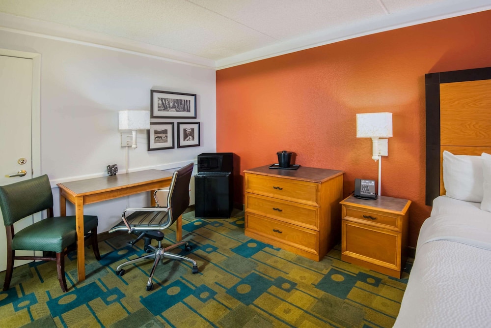 Room, 1 King Bed, Accessible, Non Smoking (Mobility Accessible) - Photo 2