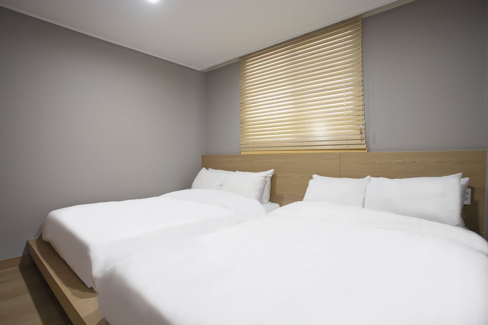 [Only Foreigner] Visit Korea Giveaway - Kensington Deluxe (Remodeling Room / No Kitchenette)