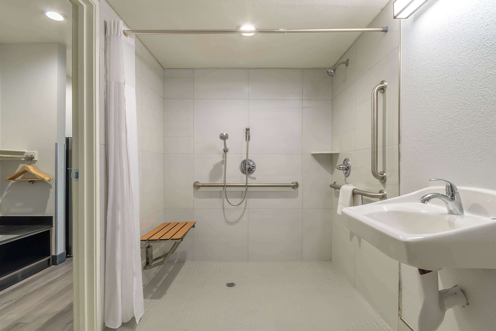 Standard Suite, 1 King Bed, Accessible, Non Smoking - Photo 10