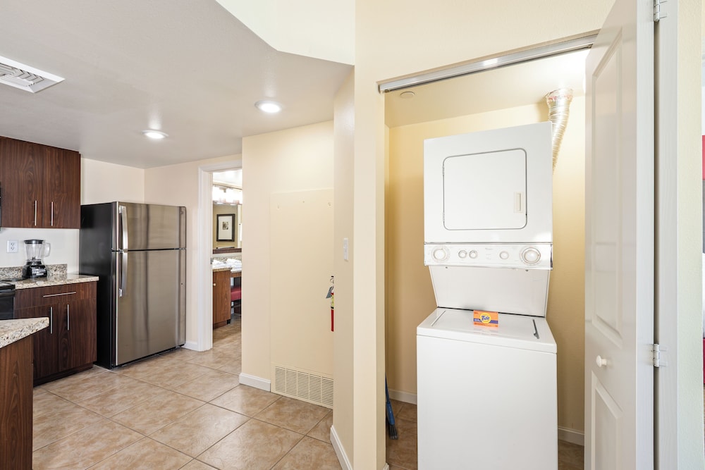 One Bedroom Family Suite, Pool View - Photo 8
