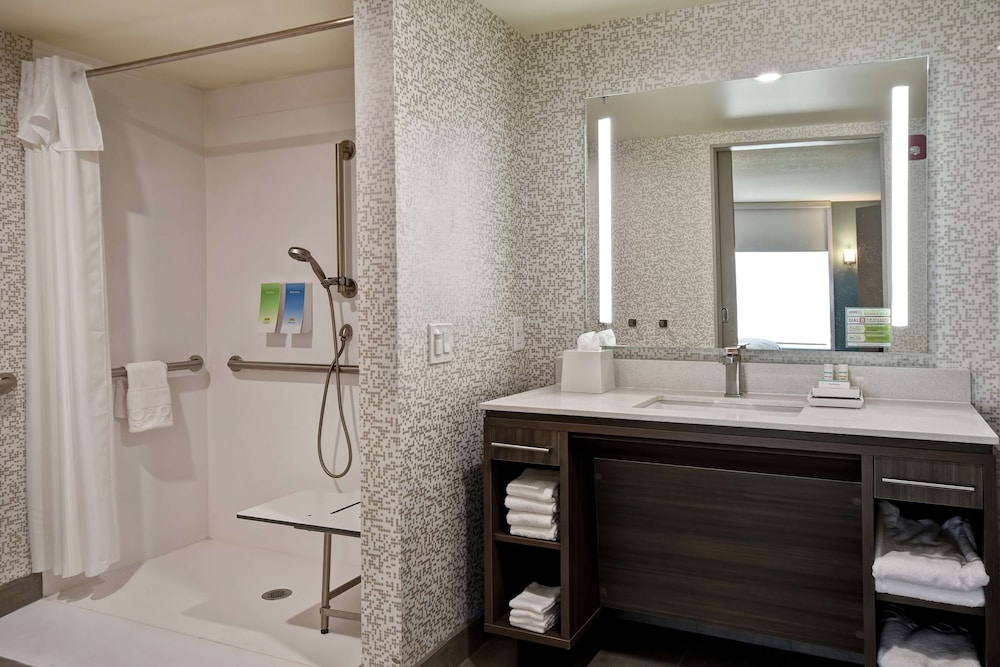 Studio, 2 Queen Beds, Accessible (Roll-In Shower) photo 2