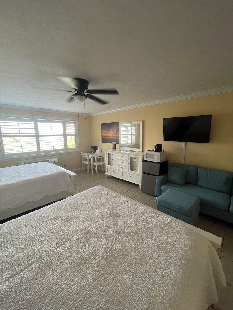 South Cottage, 1 King Bed, Oceanfront photo 1