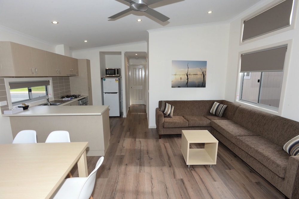 3 Bedroom Hire-rise -7 Berth photo 1