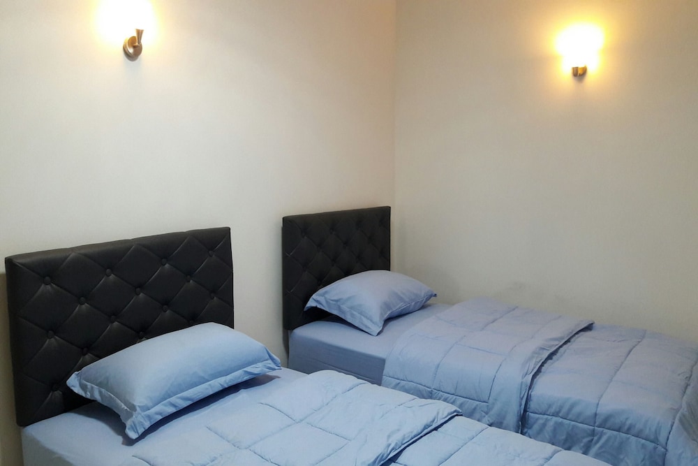 Twin Room with Shared Bathroom photo 2