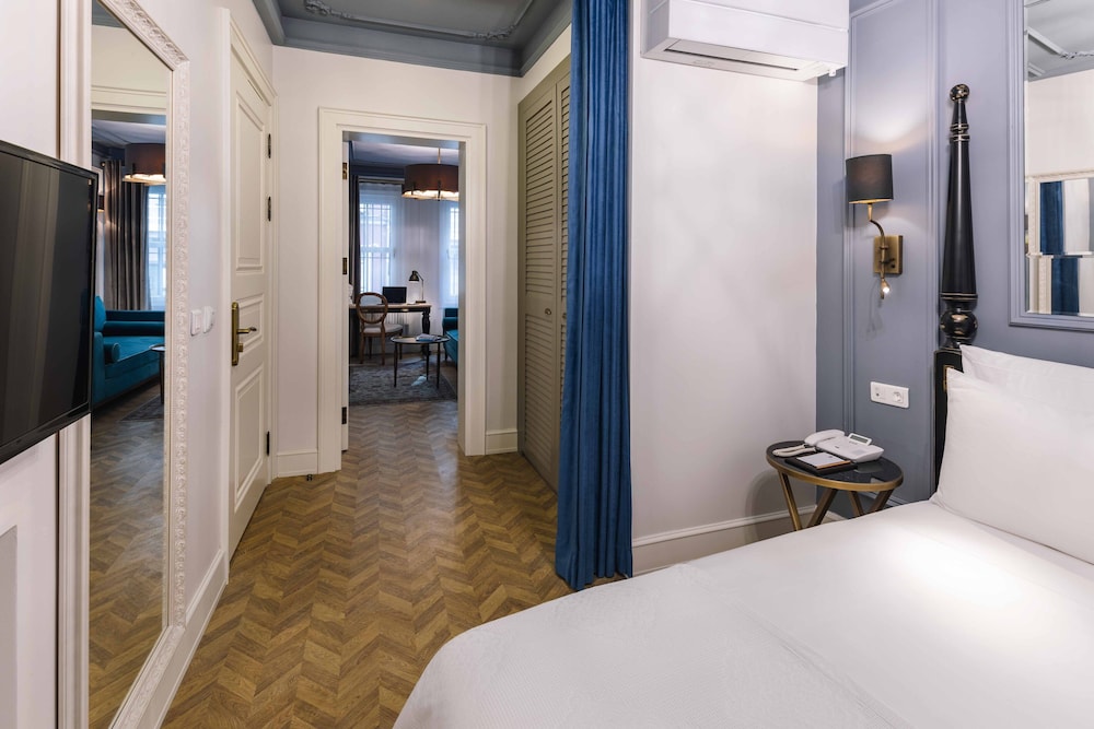 Deluxe Room, 1 King Bed with Sofa bed, Ground Floor photo 2