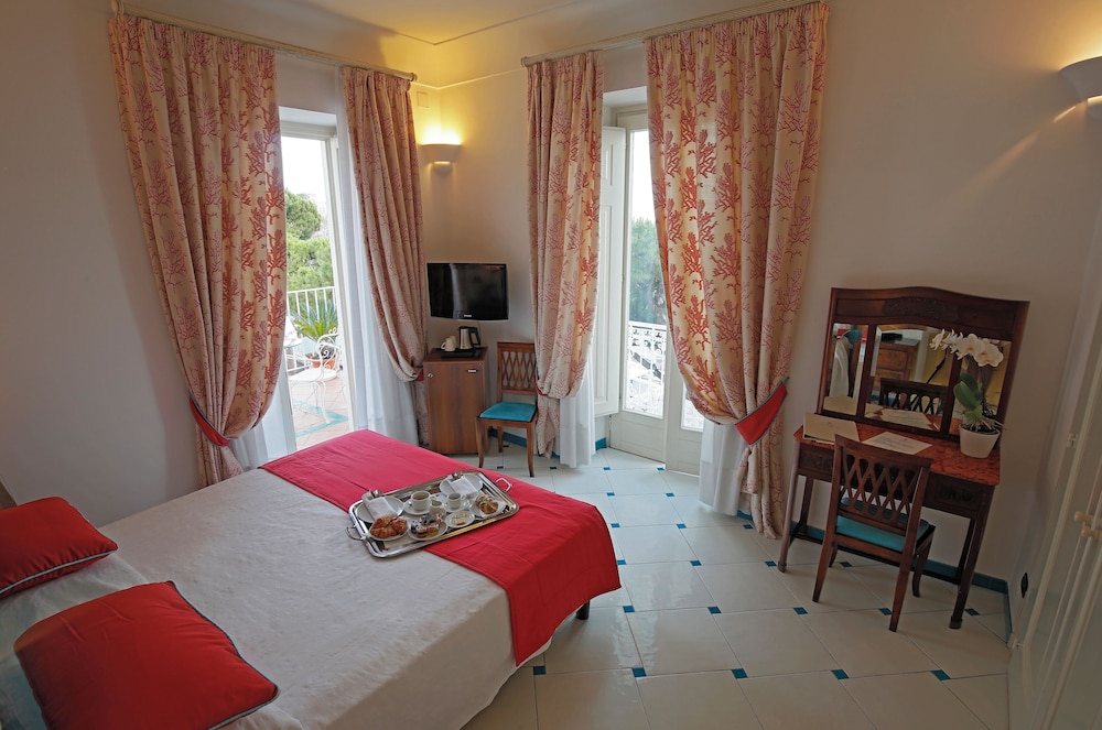 Deluxe Room, Sea View - Photo 7