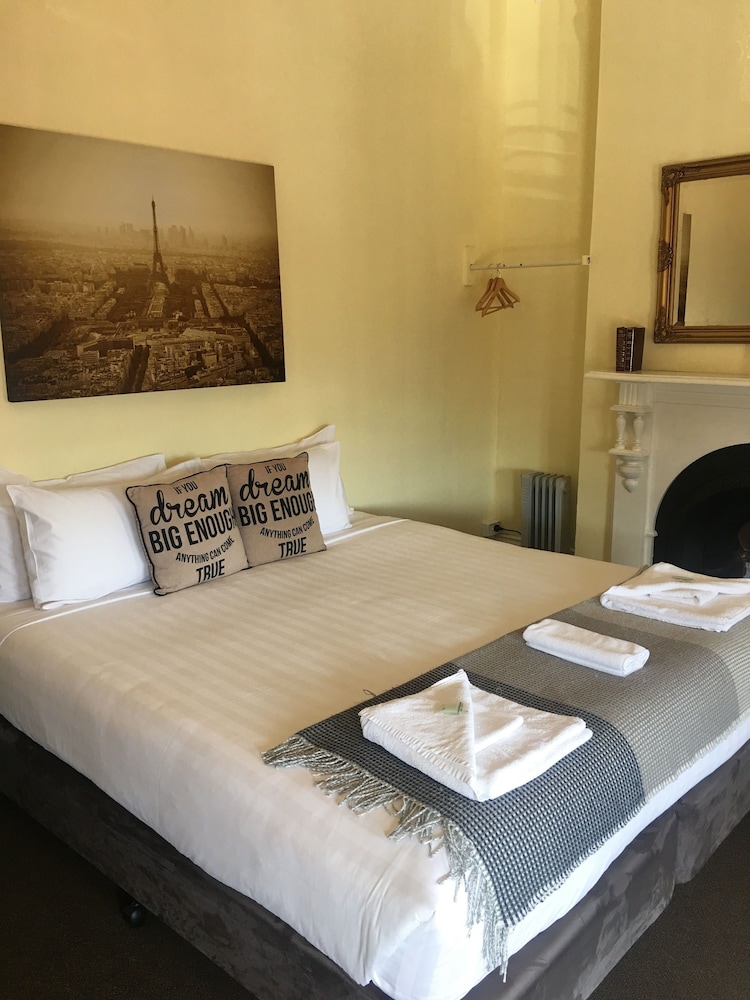 Basic Twin Room, Shared Bathroom photo 2