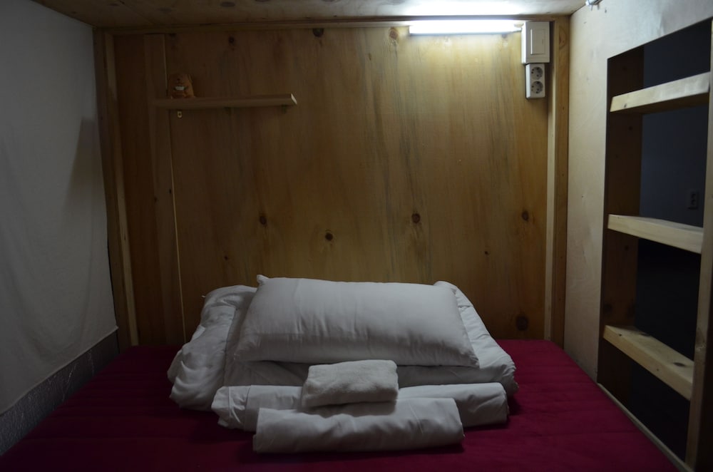 Deluxe Capsule Bed-Female Only (Foreigners Only) photo 3
