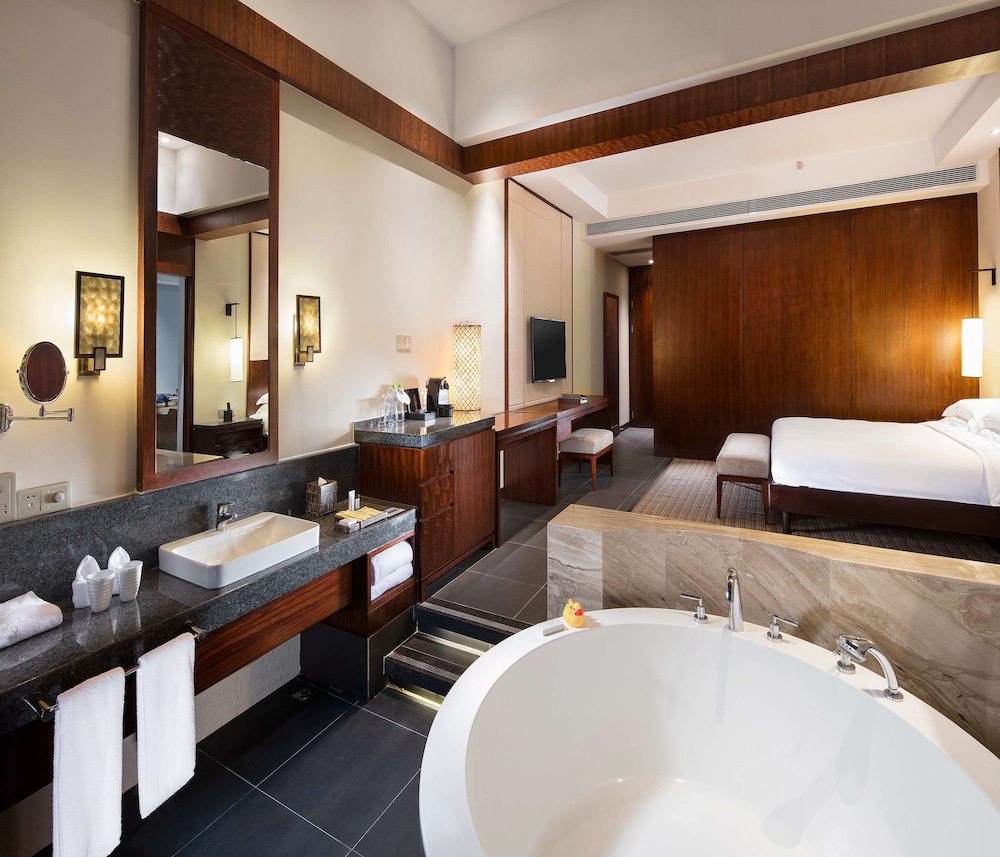 King Double Balcony Deluxe Ocean View Suite - Photo 9