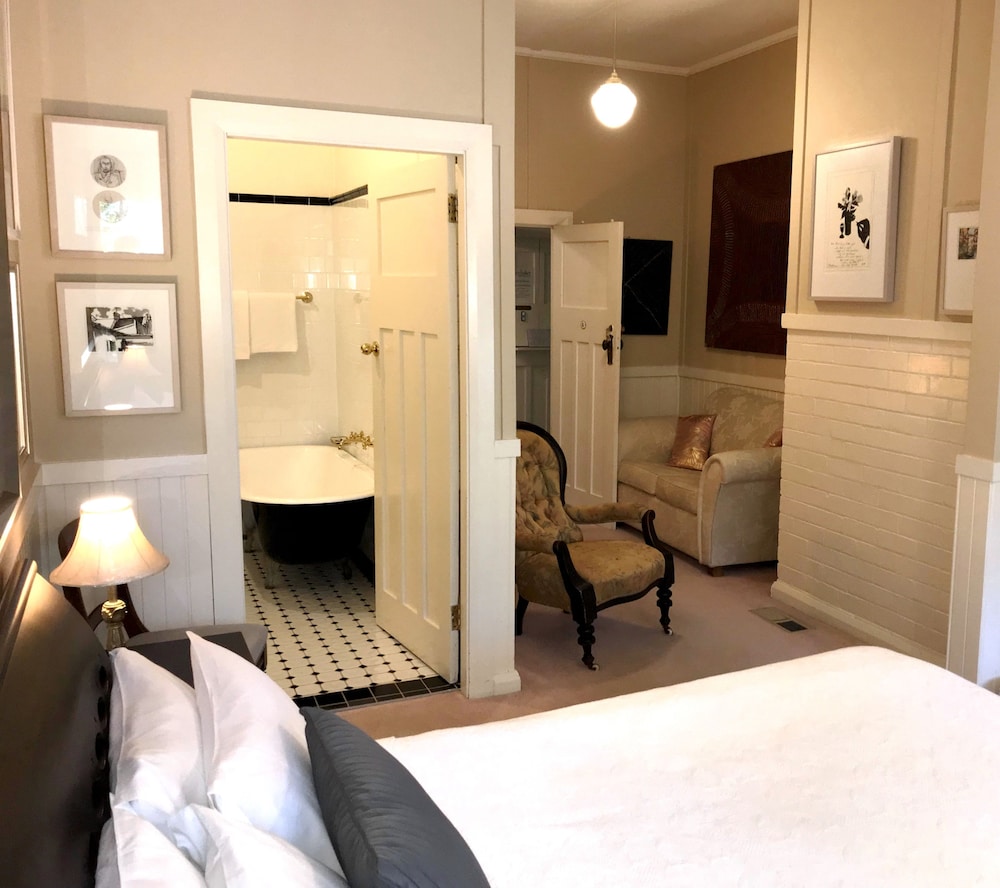 Standard Room, Non Smoking (3 - Queen Suite) photo 2
