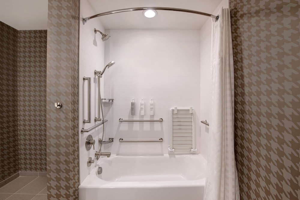 Studio, 1 King Bed, Accessible, Bathtub (Mobility & Hearing) photo 2