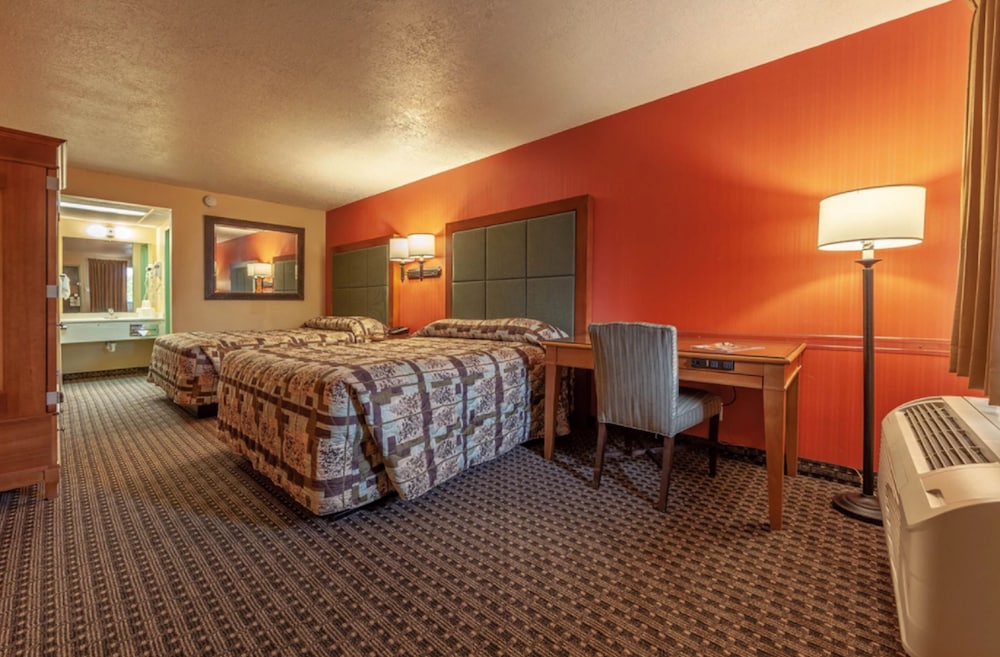 Standard Room, 2 Queen Beds, Non Smoking (Pet Friendly) photo 3