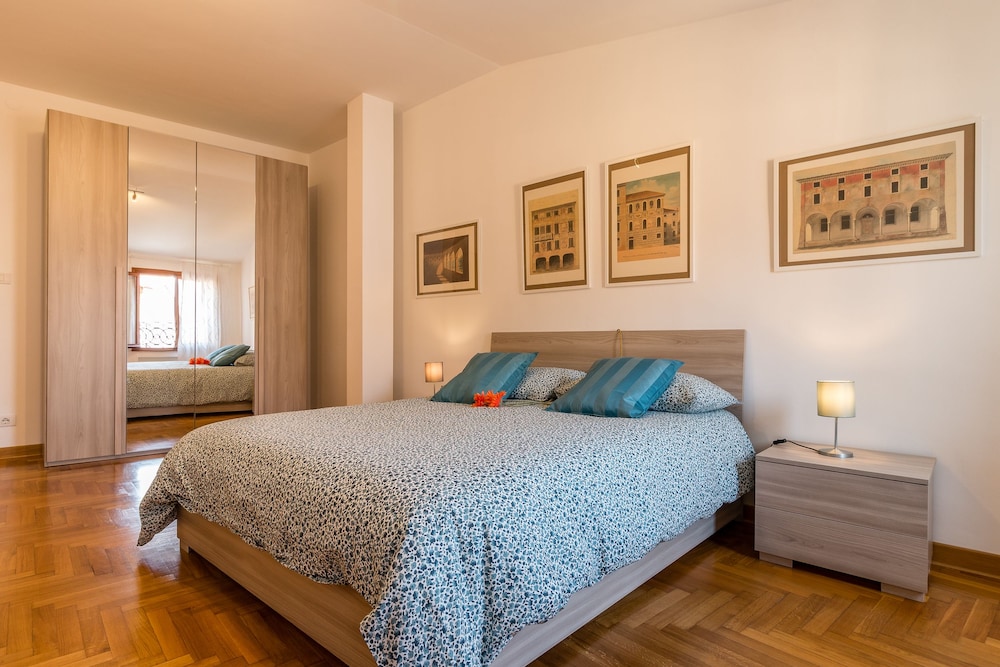 Apartment, Multiple Beds