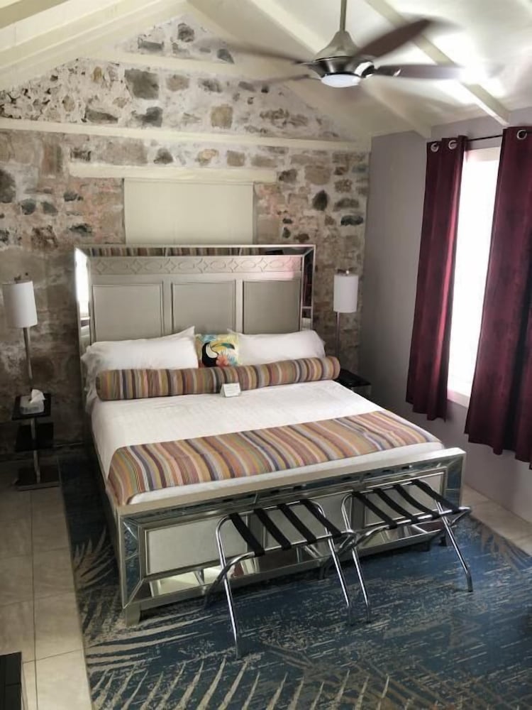 Single room, 1 King Bed, Private Patio, Garden View (The Madison)