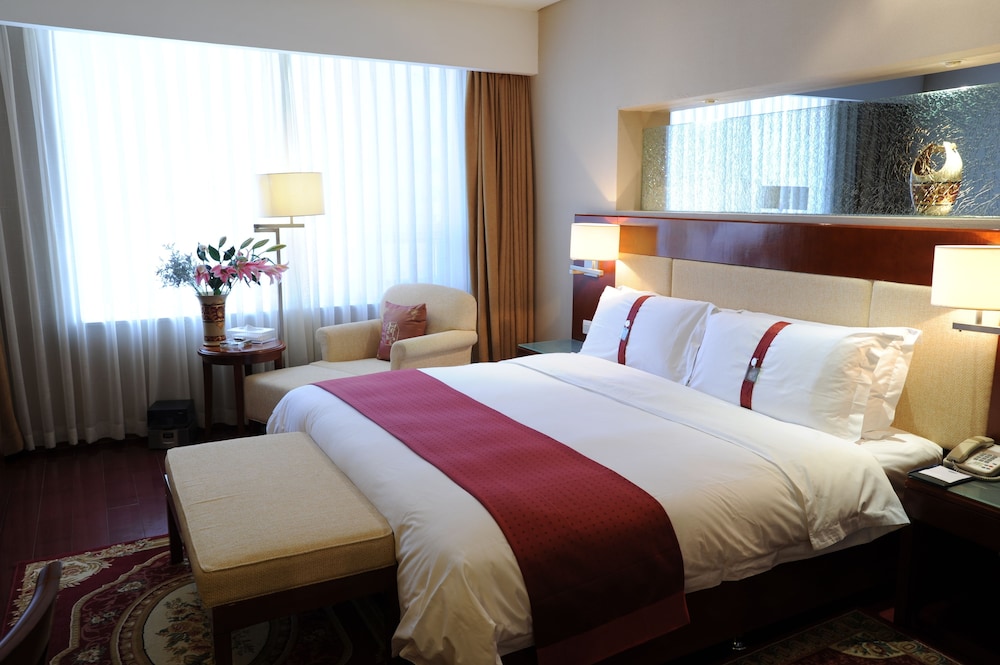 Suite, 1 King Bed, Business Lounge Access (Lounge Access)