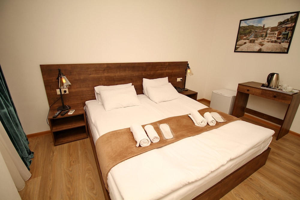 Deluxe Room, 1 Queen Bed photo 2