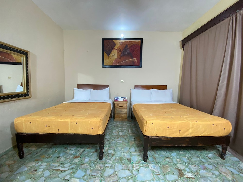Basic Quadruple Room, 2 Queen Beds