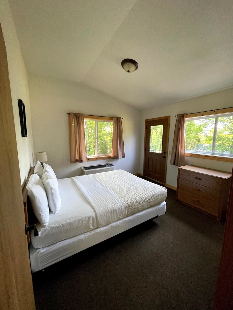 Basic Cabin, 2 Bedrooms, Resort View, Slope side photo 1