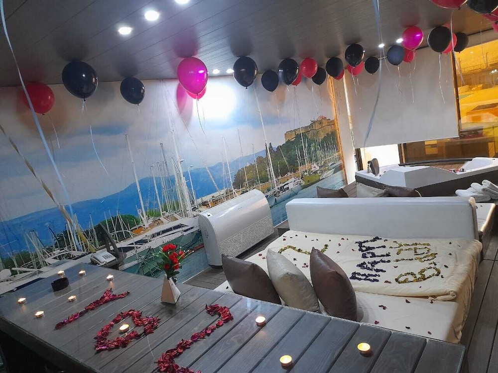 Yacht, 1 King Bed, Smoking, Pool View photo 3