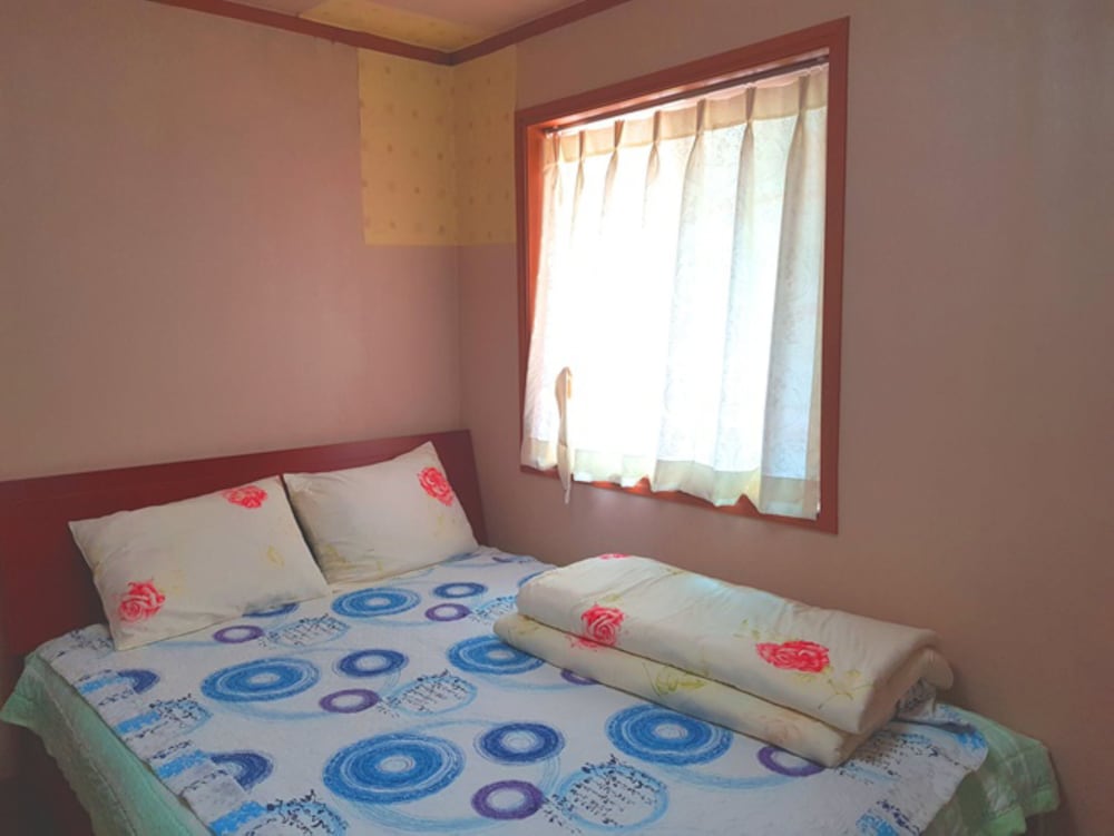 Family Room (B) photo 3