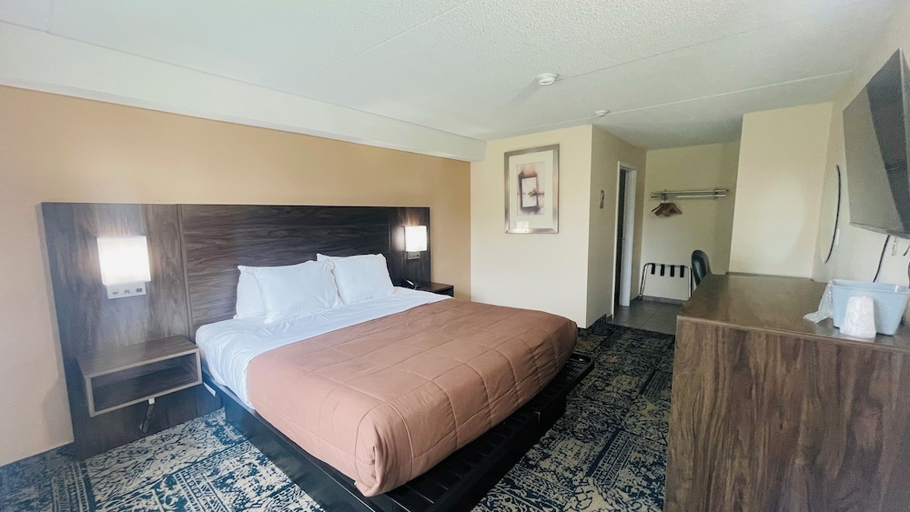Room, 1 King Bed, Non Smoking, Private Bathroom - Photo 2