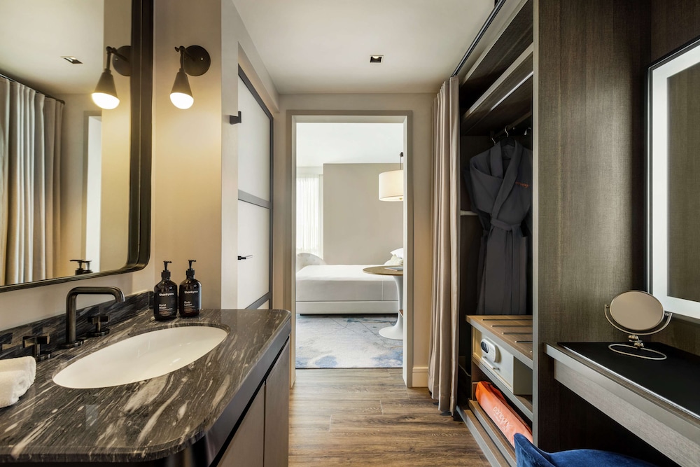 Studio Suite, 1 King Bed, City View - Photo 7