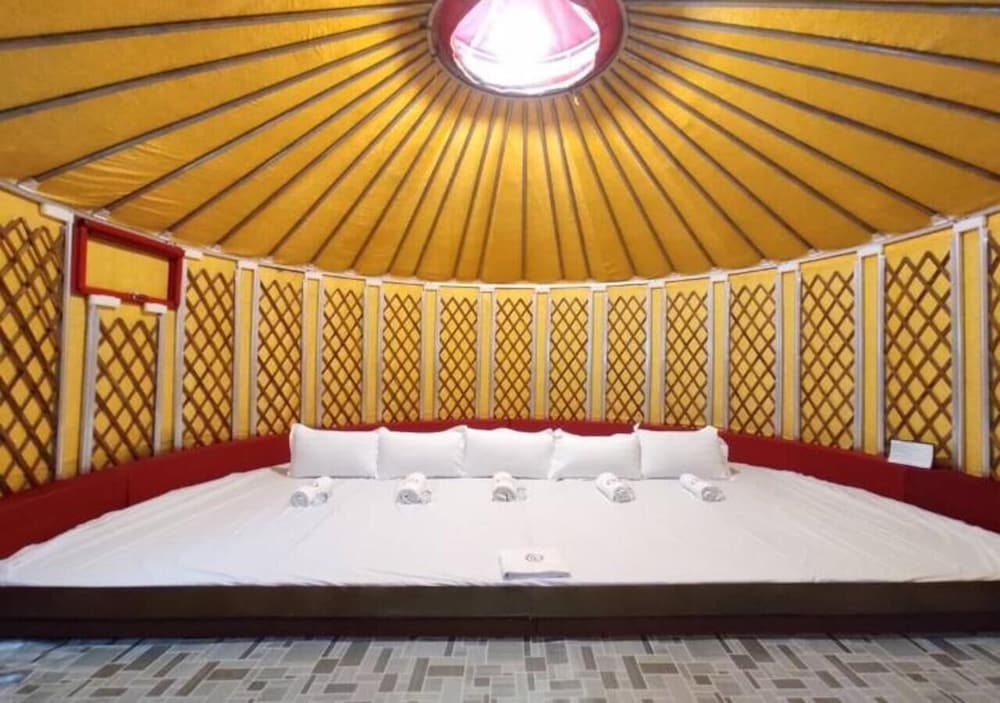 Superior Deluxe Family Mongolian Yurt photo 1