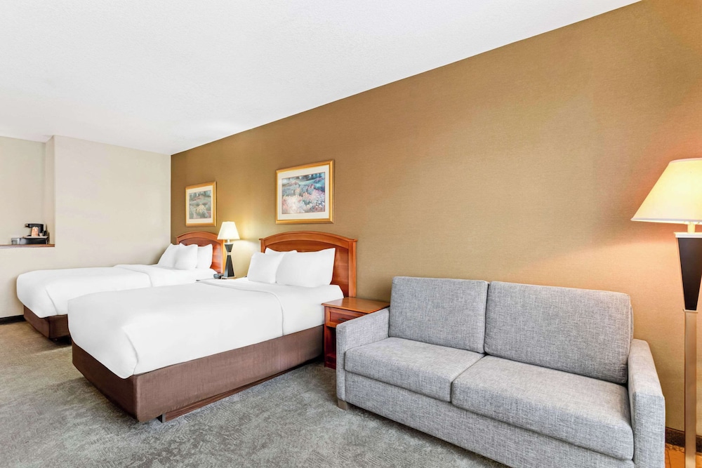 Standard Suite, Multiple Beds, Non Smoking photo 3