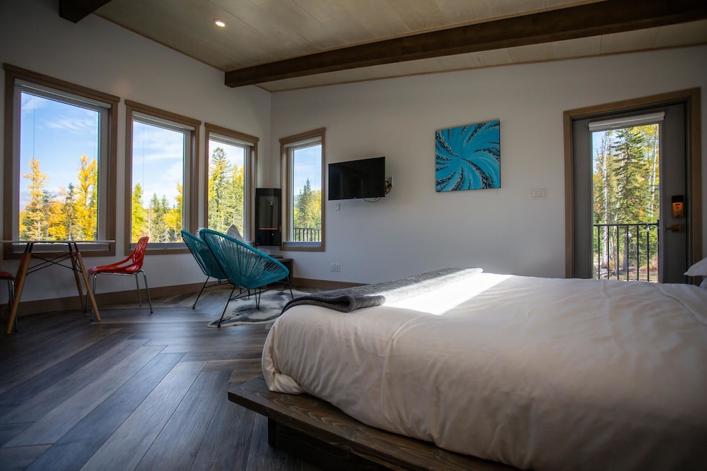Luxury Room, 1 King Bed, Mountain View (No Breakfast) photo 3