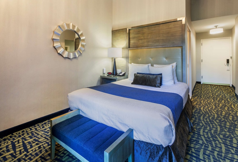 Standard Room, 1 Queen Bed, Non Smoking, Refrigerator - Photo 6
