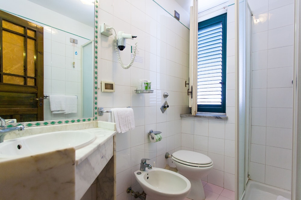 Standard Double or Twin Room, Sea View - Photo 6
