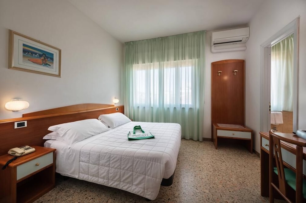 Standard Double Room (No Balcony) photo 2