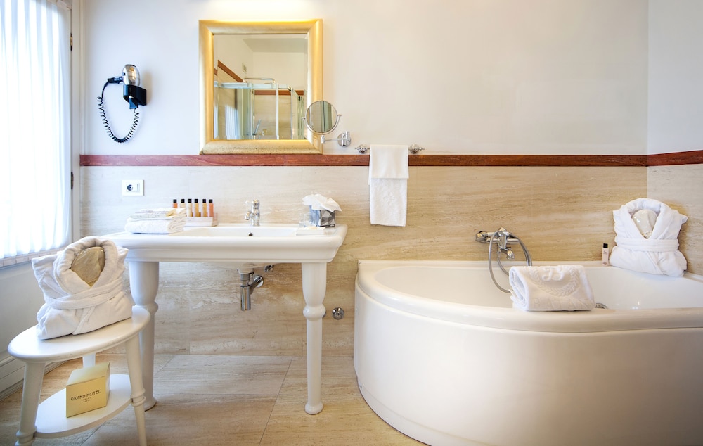 Deluxe Double or Twin Room - Photo 15