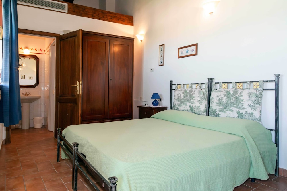 Classic Studio, 1 Bedroom, Kitchenette, Garden View photo 3