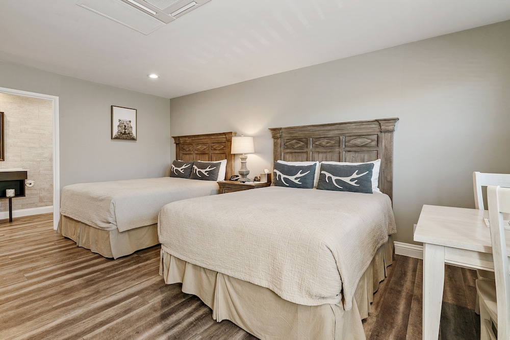 Standard Room, 2 Queen Beds photo 3