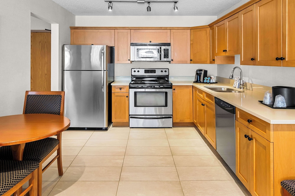 Suite, 2 Queen Beds, Non Smoking, Refrigerator - Photo 4