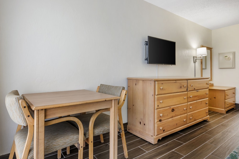 Standard Room, 2 Queen Beds, Partial Ocean View, Ground Floor - Photo 1