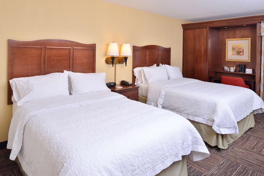 Room, 2 Double Beds, Bathtub - Photo 1