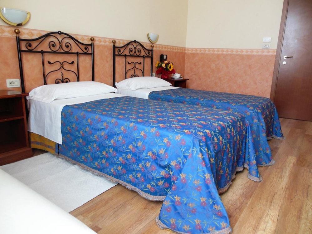 Twin Room - Photo 4